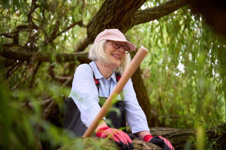 BrookERS volunteers clearing rubbish from Pymmes Brook in Edmonton, Enfield. Working with local residents, the collaboration between Thames 21 and Enfield Council has restored rivers and created new ponds, woods and wetlands to build climate resilience in north London. Winner of the 2023 Ashden Award for Local Nature Recoverers, celebrating inclusive, community-focused adaptation initiatives. Credit: Josh Caius/Ashden